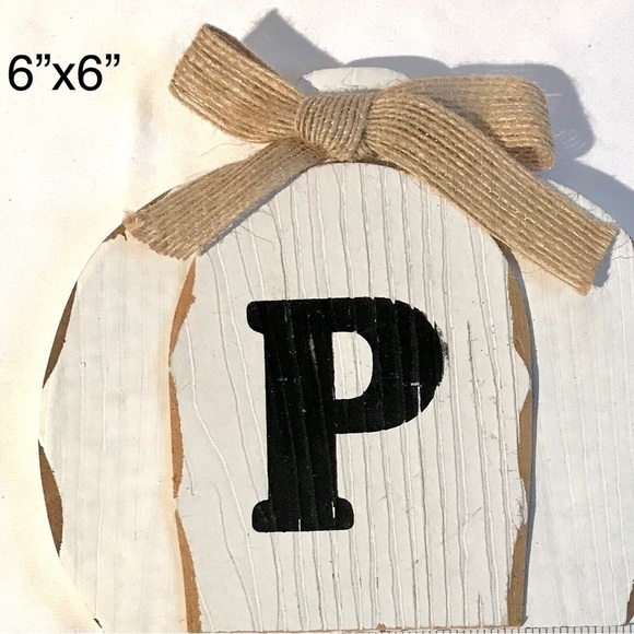 Super cute odd (almost pumpkin shaped) Letter P wooden decor - Picture 1 of 5